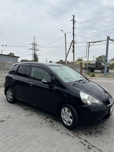 продаю машину в рассрочку: Honda Fit: 2004 г., 1.3 л, Вариатор, Бензин, Хэтчбэк
