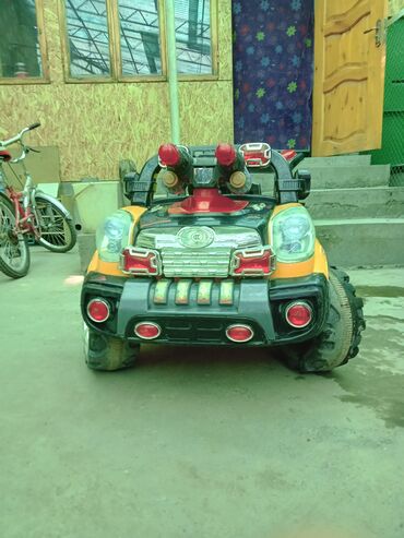 детские машинки на аккумуляторе с пультом бу в Кыргызстан | Промышленные швейные машинки: Машинка на аккумуляторе на 2-5лет