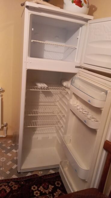 metbext sobasi: İşlənmiş 2 qapılı Beko Soyuducu Satılır, rəng - Ağ, Dolab içi