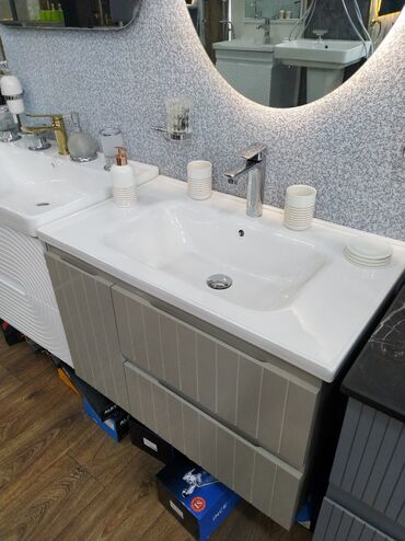 ağ tülpan qiyməti: Ağ rəngli, düzbucaqlı formalı keramika lavabo, boz rəngli dolab ilə
