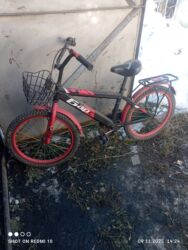 детская коляска с дождевиком: Продаю детские велосипеды, большой 3 тыс, маленький 1 тыс. сом