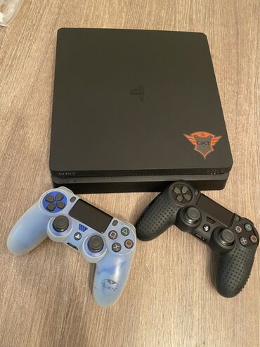playstation oyunları: Qara rəngdə olan PlayStation 4 oyun konsolu iki ədəd oyun idarəetmə