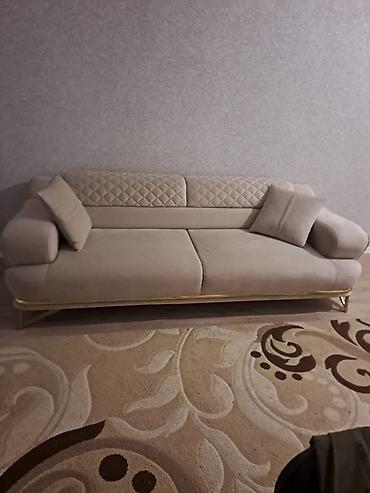 divan alışı: Bej rəngli müasir divan - Üslub: Minimalist, zərif xətlər; bel — 1