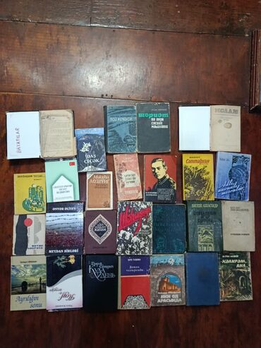 CD, DVD disklər və kassetlər: Mövzu: Qarışıq kitab toplusu – 100+ adda müxtəlif janrlar Təsvir: -