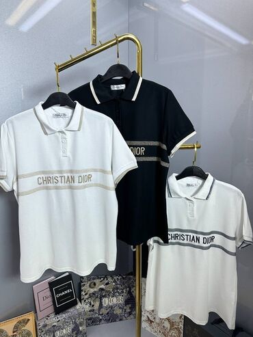 женские футболки со стразами: Батник "Christian Dior" остался в черном цвете. Модель имеет короткий
