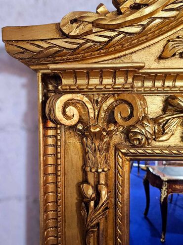 RS - Antique Mirrors: Ukrasno ogledalo sa postoljem, bogato ukrašeno detaljnim rezbarijama u — 9