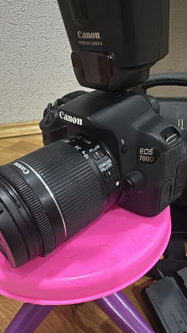 Fotokameralar: Canon 700D.Ideal veziyyetdedir.10-15defe sekil cekilib.uzerinde
