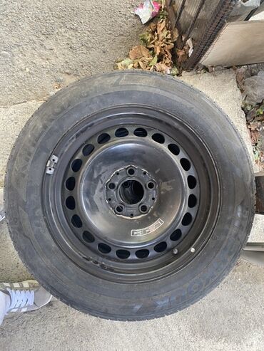 təkər 16 c: 205/65R16 ölçülü, qara rəngli metal diski olan təkər. Təkər "Kama