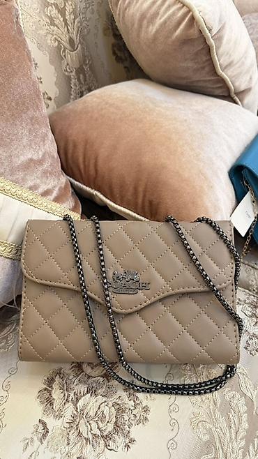 coach canta: Təsvir: - Brend: Coach (loqo ön hissədə metal emblem ilə) - Model — 2