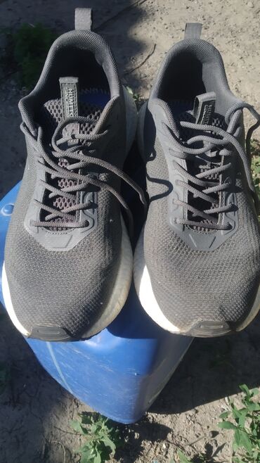 Кроссовки и спортивная обувь: Состояние хорошее, но есть один маленький дефект на фото видно (размер