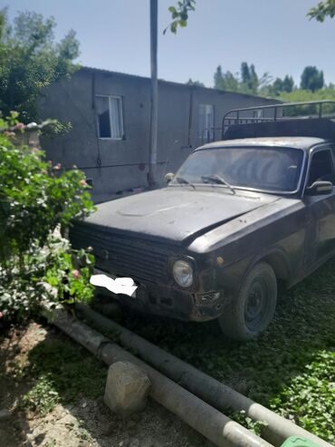 Yük maşınları: Qara rəngdə olan, yük daşımaq üçün nəzərdə tutulmuş pikap avtomobil