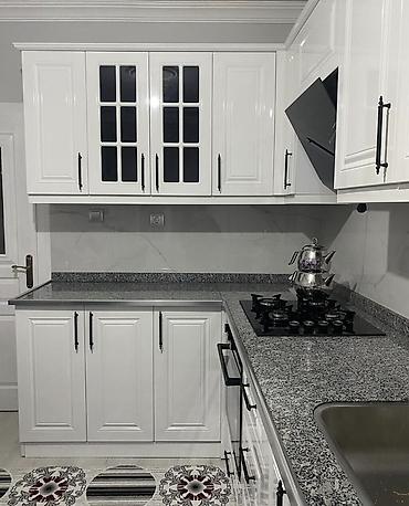 utu stolları: Ağ rəngli klassik üslubda mətbəx mebeli dəsti - Üst və alt dolablar — 2
