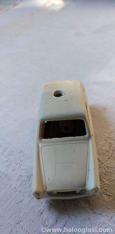 Umetnost i kolekcionarstvo: Mehanotehnika Innocenti Austin A 40, 1:43 plastican, fali pr. maska i — 2