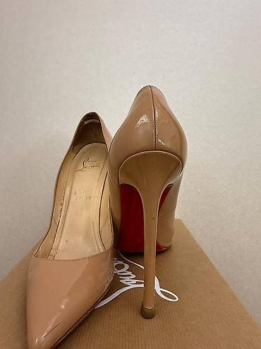 черные часы: Туфли, 38.5, Christian Louboutin, Б/у, цвет - Бежевый, Самовывоз — 4