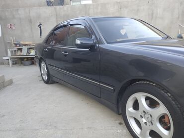 Mercedes-Benz: Mercedes-Benz E-Class: 2.2 l | 2000 il Sedan — 2