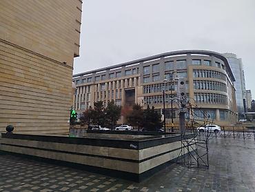 Mənzillər: Parlament prospekti 20 nömrəli məktəb ilə üzbəüz 9 mərtəbəli binanın 4 — 5