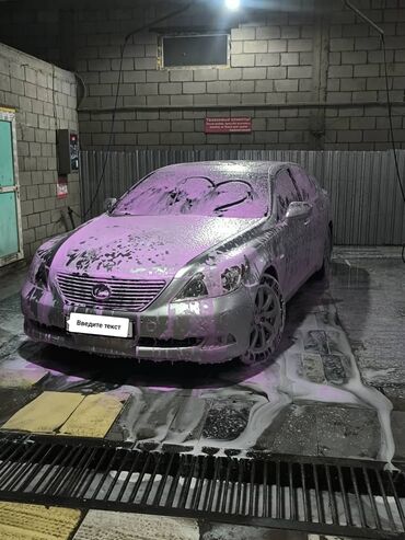 домкраты на авто: Представлен седан Lexus LS 460, демонстрирующий элегантный дизайн и