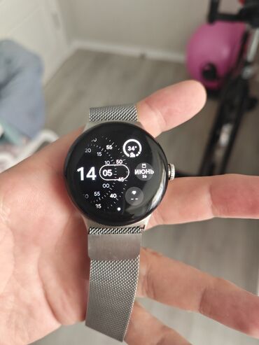 смарт часы и наушники: Google Pixel Watch состояние отличное в комплекте 8 ремешков