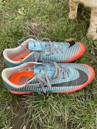 золотой мяч: Футбольные бутсы Nike Mercurial в бирюзово-оранжевом цвете с серыми