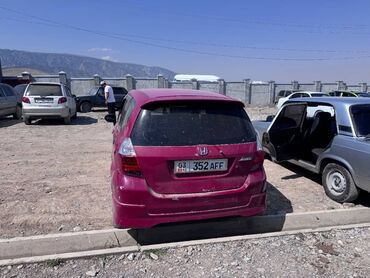 домкрат для машины цена: Автомобиль Honda Fit, универсальный хэтчбек, окрашенный в яркий