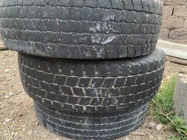 Шины: Комплект из трех бывших в употреблении автомобильных шин размера