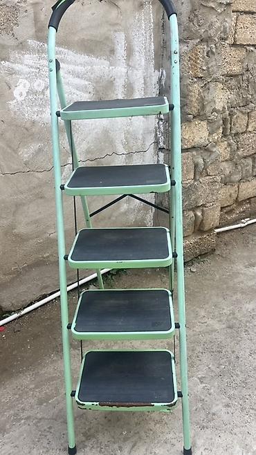 nərdivanlar: 5 pilləli qatlanan nərdivan - Material: möhkəm metal karkas — 2