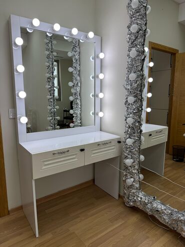 Salon masaları: İşlənmiş, Makiyaj üçün masa