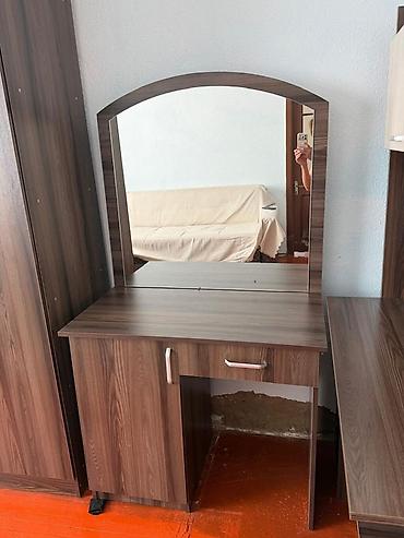 Даараткана үчүн үстөл, Колдонулган, Күзгүсү менен, түсү - Күрөң, ЛДСП lalafo.kg да — 1 Даараткана үчүн үстөл, Колдонулган, Күзгүсү менен, түсү - Күрөң, ЛДСП — 1