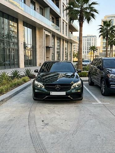 class: Mercedes-Benz E‑Class sedan – AMG paketli, qara rəngdə. Əsas — 3