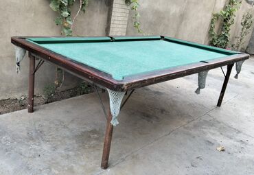 Музыкальные инструменты: Taxta karkaslı və yaşıl bilardo səthi olan klassik bilyard stolu. Bu
