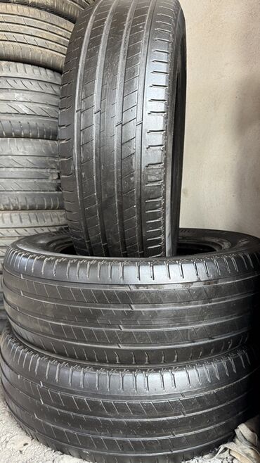 шипы для шин: Автомобильная шина размером 235/65 R19, разработанная для обеспечения