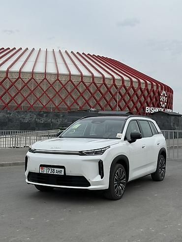 aion v plus 2024: Электрический кроссовер AION в белом цвете. Современный SUV с — 1