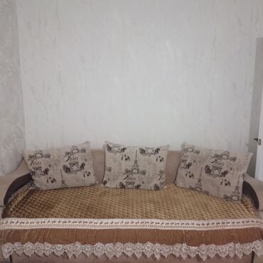 чехлы на диван бишкек: Диван-кровать, цвет - Бежевый, Б/у