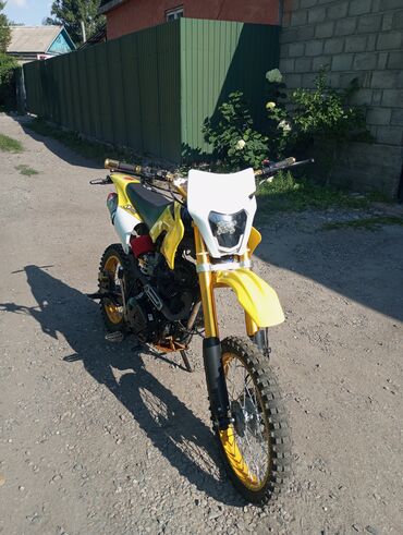 Мотоциклы: Питбайк/эндуро мотоцикл в ярком жёлто‑белом исполнении. Торг уместен — 2