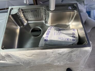 кухонный буфет с мойкой: Кухонная мойка из нержавеющей стали с высоким бортом и двумя зонами