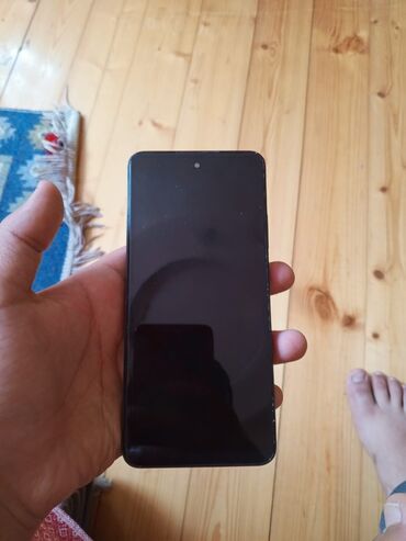 Arxa tərəfində iki kamera və flaş işığı olan qara rəngli smartfon
