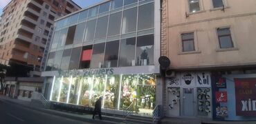 Kommersiya daşınmaz əmlakının satışı: Xırdalanda Ümumi sahəsi 800 kvm 4 mətəbəli obyekt satılır. Hazırda — 18