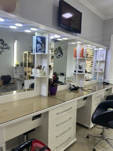 Salon masaları: Saş kəsimi üçün masa, Güzgülü