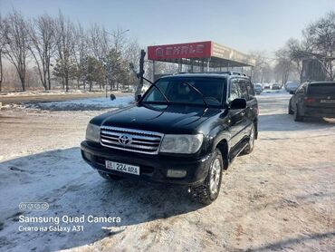 тойота внедорожник: Черный внедорожник Toyota Land Cruiser. Автомобиль оснащен багажником