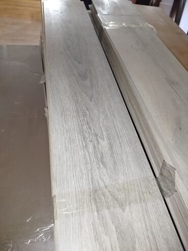 Quru inşaat materialları: Laminat satılır. 1 kvadrat 6 azn. 8likdri. Kvadratı çoxdur 1000