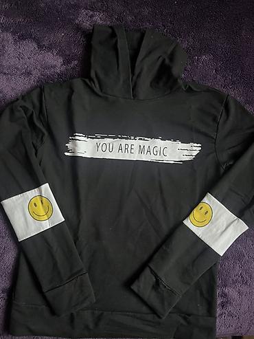 Sweatshirts: Crna dukserica sa kapuljačom i printom. Na prednjem delu nalazi se — 1