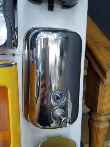 divar kağız: Paslanmayan poladdan divara quraşdırılan maye sabun dispenseri -