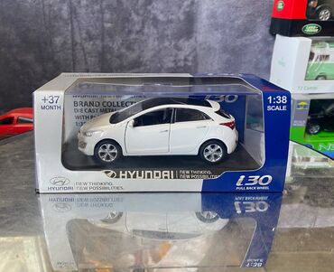 hyundai veloster qiymeti: Коллекционная модель Hyundai i30 5 door white 2012 Pino B&D Scale