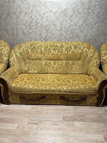 salon divan: Klassik üslubda 3-lü mebel dəsti Tərkib: - 1 ədəd üçnəfərlik divan - — 2