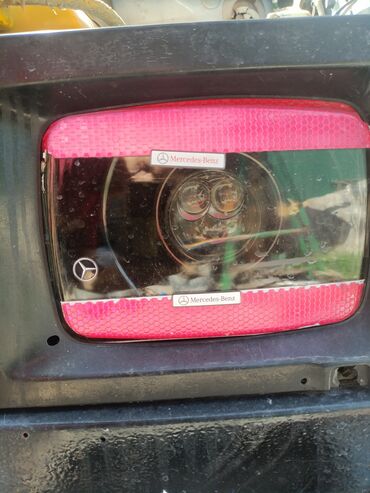 Скутеры: Мопед красного цвета с черными и серыми акцентами. Оснащен передней — 38