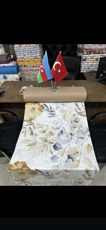 Müxtəlif çiçək naxışları ilə bəzədilmiş dekorativ parça rulonları. Bu