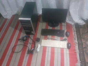 notebook çantaları: Masaüstü kompüter dəsti, mərkəzi blok, monitor, iki klaviatura və iki