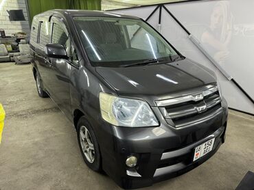 Toyota: Toyota Noah: 2003 г., 2 л, Автомат, Бензин, Минивэн