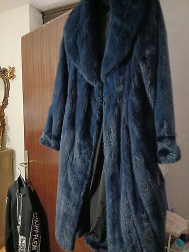 Plavi krzneni kaput – elegantan i topao od nerca - Boja: tamno plava