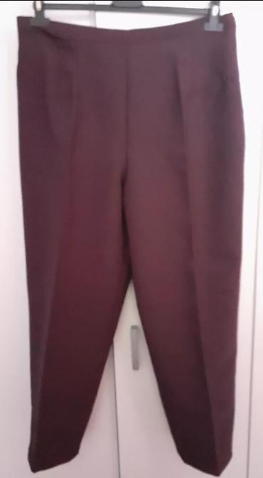 kožni sako: Ženske elegantne pantalone u tamnoj bordo nijansi. Model je klasičnog — 1